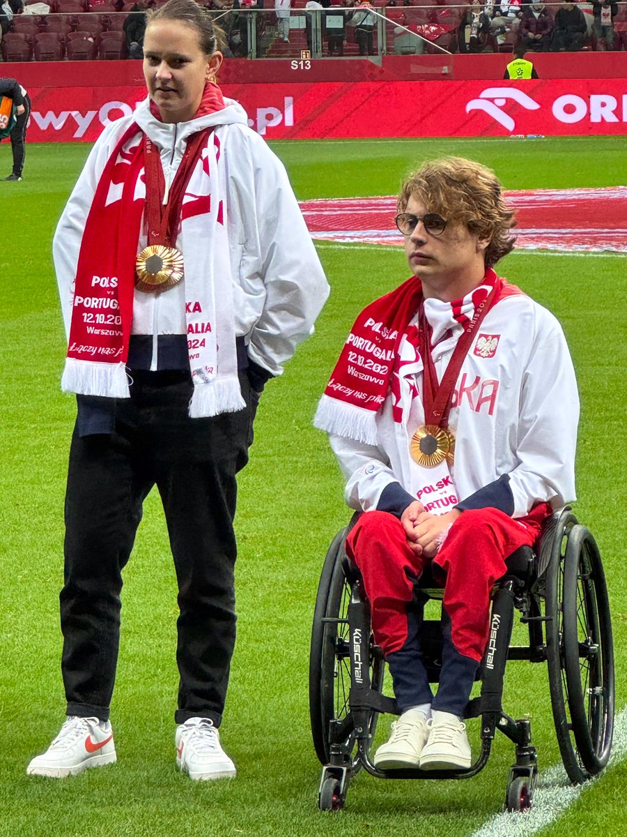 WSG_agency's tweet photo. @karolinapek98 i @kamil_sw99 dopingują biało-czerwonych na @PGENarodowy. Odbierają również nagrody i słuszne zaszczyty za medale Igrzysk Paralimpijskich z rąk @SlawomirNitras
#teamWSG 🇵🇱 #MoreThanSport https://t.co/pGiIyQvVf6