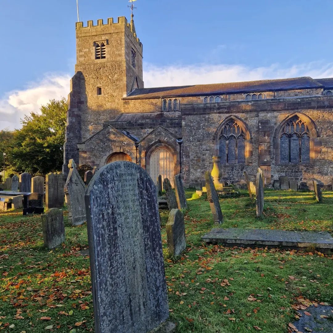 EKNuding's tweet photo. Today I found out that the medieval parish church of Garstang was St Helen's, 2 miles away in CHURCHTOWN aka KIRKLAND (Norse edn)
This evening its stone details were picked out by in the fading light, their tones matched by the fallen leaves
#churchcrawl #lancashire #medieval https://t.co/ryXB0iIoUs
