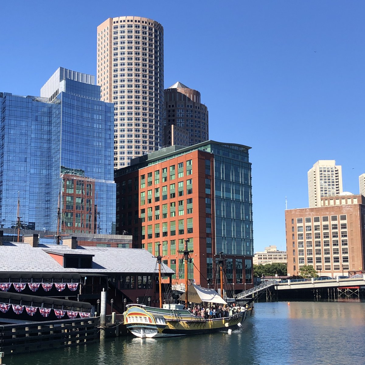 bostonteaship's tweet photo. Another beautiful day throwing tea into Boston Harbor! "HUZZAH!"
.
.
.
#bostonteapartyships #bostonteaparty #bostonharbor #fortpointchannel #VisitBoston #bostongram #MeetBoston https://t.co/7r74TNoHWS