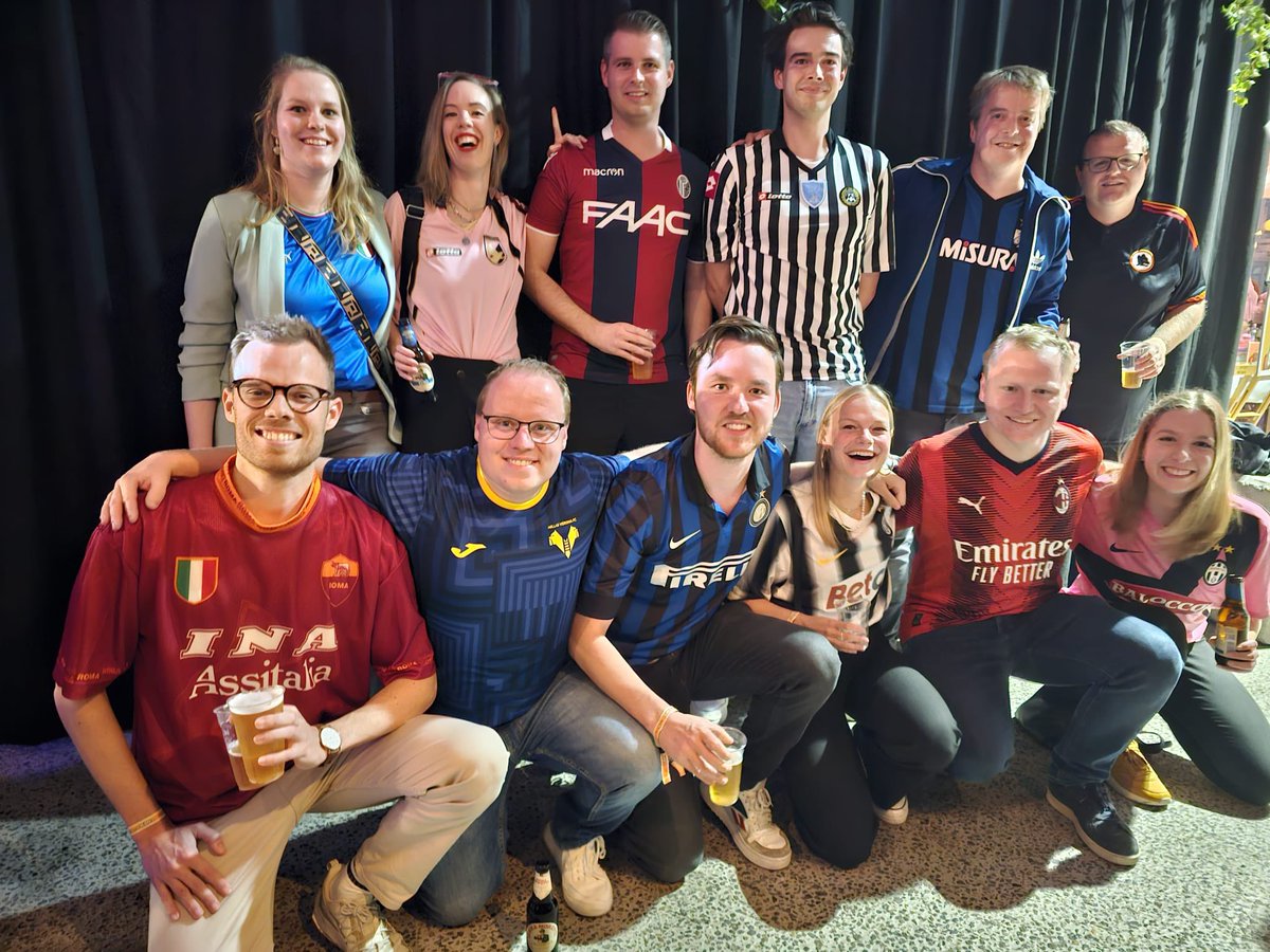 La squadra di Stentor. Voor de gein een keer zeggen dat iedereen in een Italiaans voetbalshirt naar het personeelsfeest moet. 💚🤍❤️