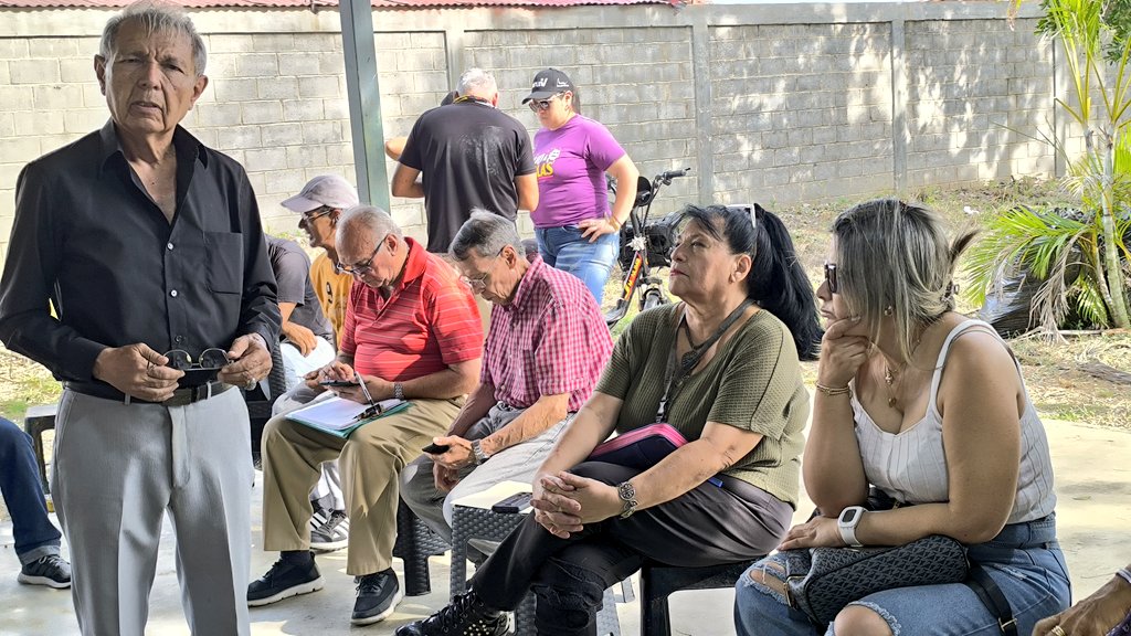 PsuvSantaros's tweet photo. #EnVivo 🔴 Desde la Casa Comunal Urb. Fundalara Eje#3 Del Este - Parroquia Santa Rosa 

📸 Estructuras UBCH del territorio, en cumplimiento de la orden de Operaciones 005, asumen el momento histórico con lealtad, en defensa de la Paz y la continuidad de la Revolución Bolivariana https://t.co/qmWQBXo5lL