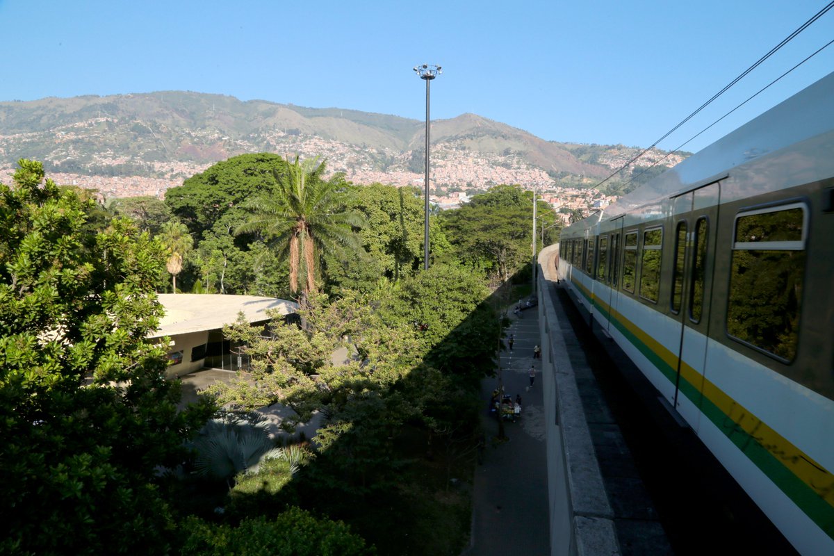 metrodemedellin's tweet photo. Fin de semana con puente y últimos días de la semana de receso. ¿Aún sin plan?
El #MetroTour te lleva a Arví🌲🚡. También podrás viajar al Planetario🌠, Parque Explora🧪, Jardín Botánico🌳y Parque Norte🎢. Si prefieres el deporte, vamos a la Unidad Deportiva Atanasio Girardot🏟️. https://t.co/2UBucD31lp