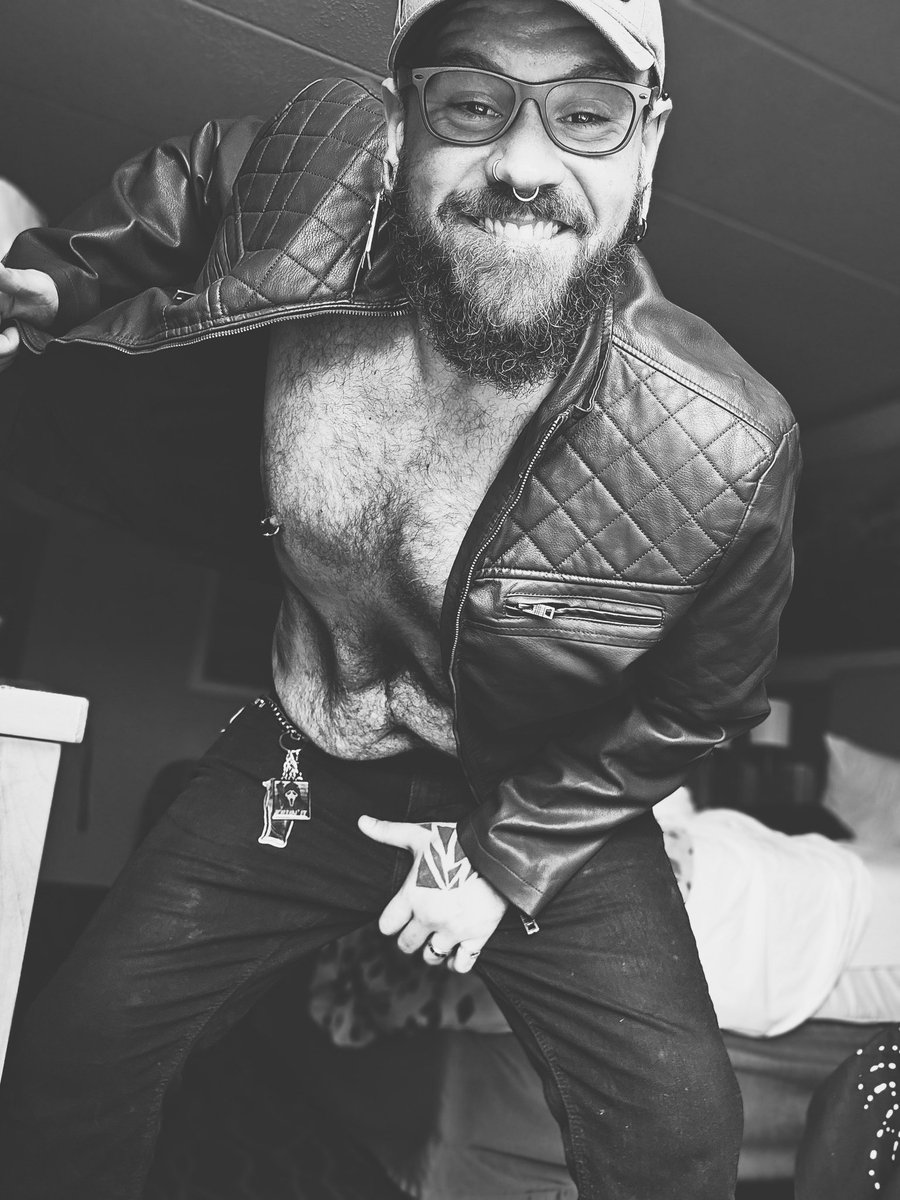 Black and whites are probably my favorite. Loved how these turned out!

#leathetdaddy #queer #lgbtq #gayasfolk #theliedetectordetermined #youardthedaddy #bikerdad #jeans #gayjeans #piercings #tattoos #naked #saucy #Saturday #saucysaturday #gethipwithit