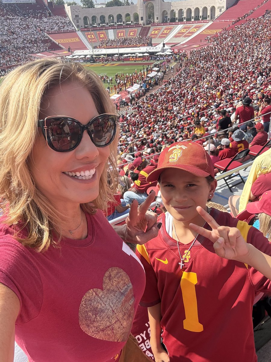 annmarielbc's tweet photo. Beat the Lions!! ✌️✌️✌️ #uscselfie #usctrojans https://t.co/Xm2tsputJ7