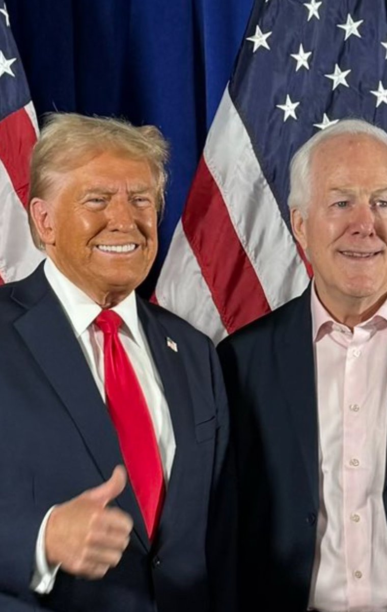 MrsAMartini's tweet image. I have a theory about Trumps orange skin. I think he has an old school mystic tanning booth. ( think Ross in the friends episode)
If you’ve ever done one of these tans, you wear a shower cap &amp;amp; little goggles. You can clearly see the shower cap line in this photo. And He always…