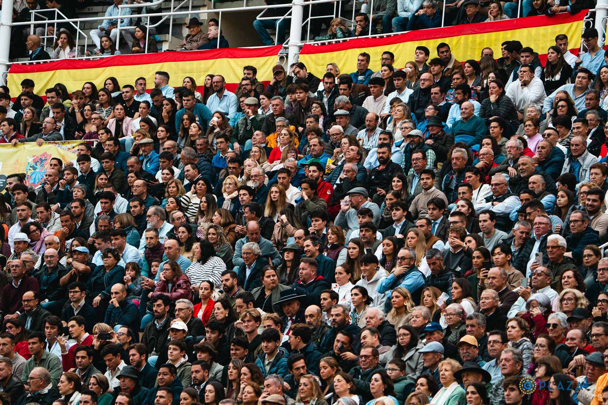 LasVentas's tweet photo. [📸 𝗔𝗠𝗕𝗜𝗘𝗡𝗧𝗘] | El ambiente de la cita del Día de la Hispanidad en #LasVentas.

  ➕Fotos https://t.co/24F0eZBGCF https://t.co/3mBjXSyv7L