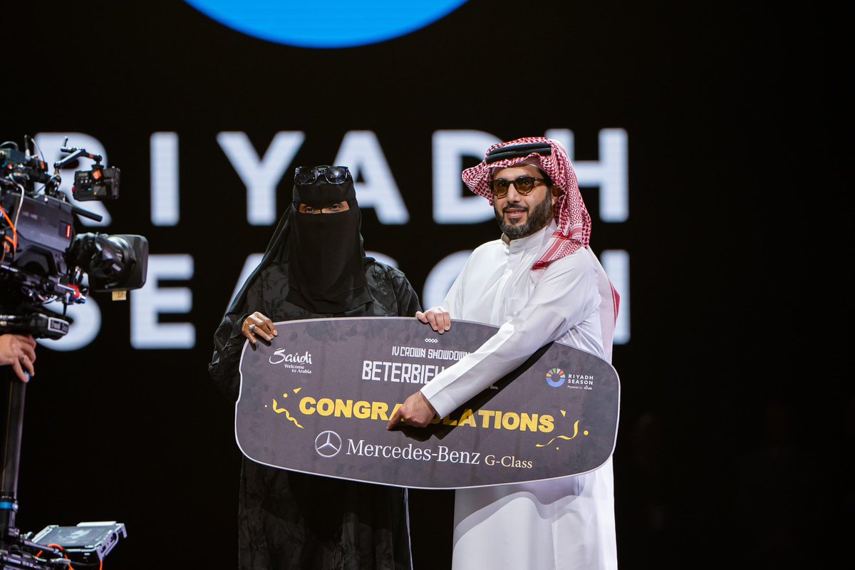 Turki_alalshikh's tweet photo. محظوظة هالليلة…😍
مبروك للفائزة بالجائزة الكبرى سيارة Mercedes-Benz G-Class في افتتاح #موسم_الرياض ❤️

Congratulations to the lucky winner tonight for winning a Mercedes-Benz G-Class, during the opening of #RiyadhSeason ❤️😍

#BeterbievBivol https://t.co/Z88WYn2Q91