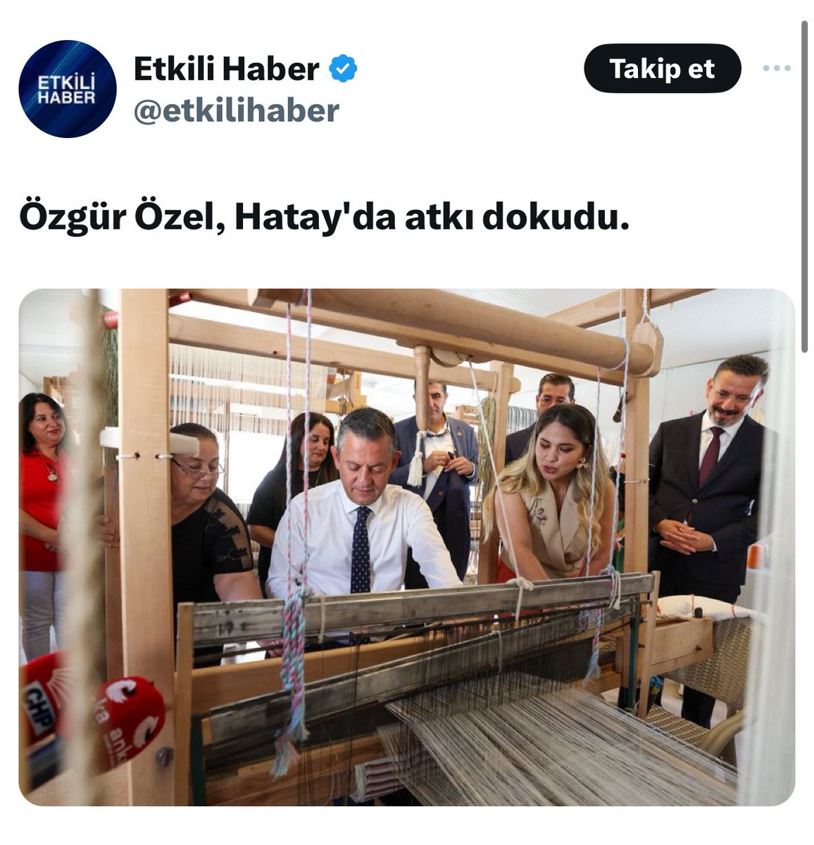 antihistamink's tweet photo. En düşük kira 20 bin tl, 
En düşük ev 5 milyon tl, 
En ucuz sıfır araba 1 milyon tl,
Halk yoksulluk ve sefaletten kırılıyor,  eve iki ekmek götüremiyor.
Kredi kartı asgarisini dahi ödeyemeyen milyonlar var.
Emekli 10 bin lirayla hayatta kalmaya çalışıyor.
Ülkede anayasa, hukuk rafa kaldırılmış.
O sırada ANA muhalefet lideri Özgür Özel:
