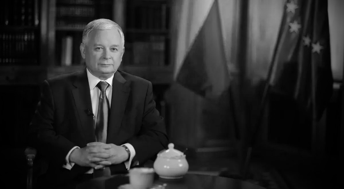 mario_kozlo's tweet photo. Krytyczne spojrzenie Prezyneta Lecha Kaczyńskiego na #reset

#Kaczyński był zdecydowanym przeciwnikiem #resetu relacji z 🇷🇺, ostrzegając, że może to prowadzić do niebezpiecznego uzależnienia 🇵🇱 zarówno w sferze energetycznej, jak i wojskowej. 

#Kaczyński krytykował rząd Tuska za zacieśnianie współpracy wojskowej z 🇷🇺, podkreślając, że 🇵🇱powinna skupić się na współpracy z #NATO i 🇺🇸 
„Miejsce Polski w tej nowej architekturze musi być niezwykle ciasne”,
 co oznaczało, że Polska powinna unikać zbyt bliskich relacji z 🇷🇺.

Równie krytycznie Kaczyński odnosił się do polityki energetycznej rządu, która według niego prowadziła do jeszcze większego uzależnienia 🇵🇱 od dostaw 🇷🇺gazu. Ostrzegał, że:
 „Odblokowanie negocjacji z Rosją bez wymuszenia na niej jakichkolwiek ustępstw będzie Europę i Polskę drogo kosztować”. 

#Lech_Kaczyński konsekwentnie ostrzegał przed długofalowymi skutkami prorosyjskiego #reset, wskazując, że związanie prorosyjskiej polityki z polityką wewnętrzną państwa może osłabić pozycję 🇵🇱na arenie międzynarodowej. W jego ocenie 🇵🇱 powinna stać na straży swoich sojuszy w #NATO, a nie pogłębiać relacje z Moskwą. 
@Cenckiewicz i @michalrachon  przedstawiają #Kaczyński jako przywódcę, który widział dalekosiężne zagrożenia płynące z polityki rządu Tuska, szczególnie w kontekście bezpieczeństwa narodowego.