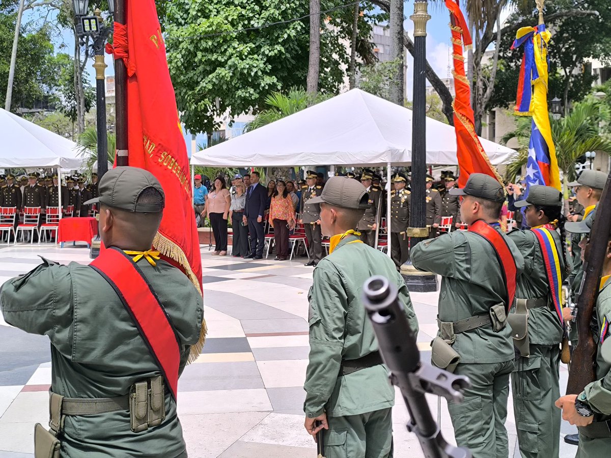 Desde la plaza Bolívar, rendimos honor a nuestros pueblos originarios que resistieron la persecución y el mayor genocidio conocido en esta tierra. Hoy han sido reivindicados por la Revolución  Bolivariana y son protagonistas de la nueva historia que estamos escribiendo. Nos une