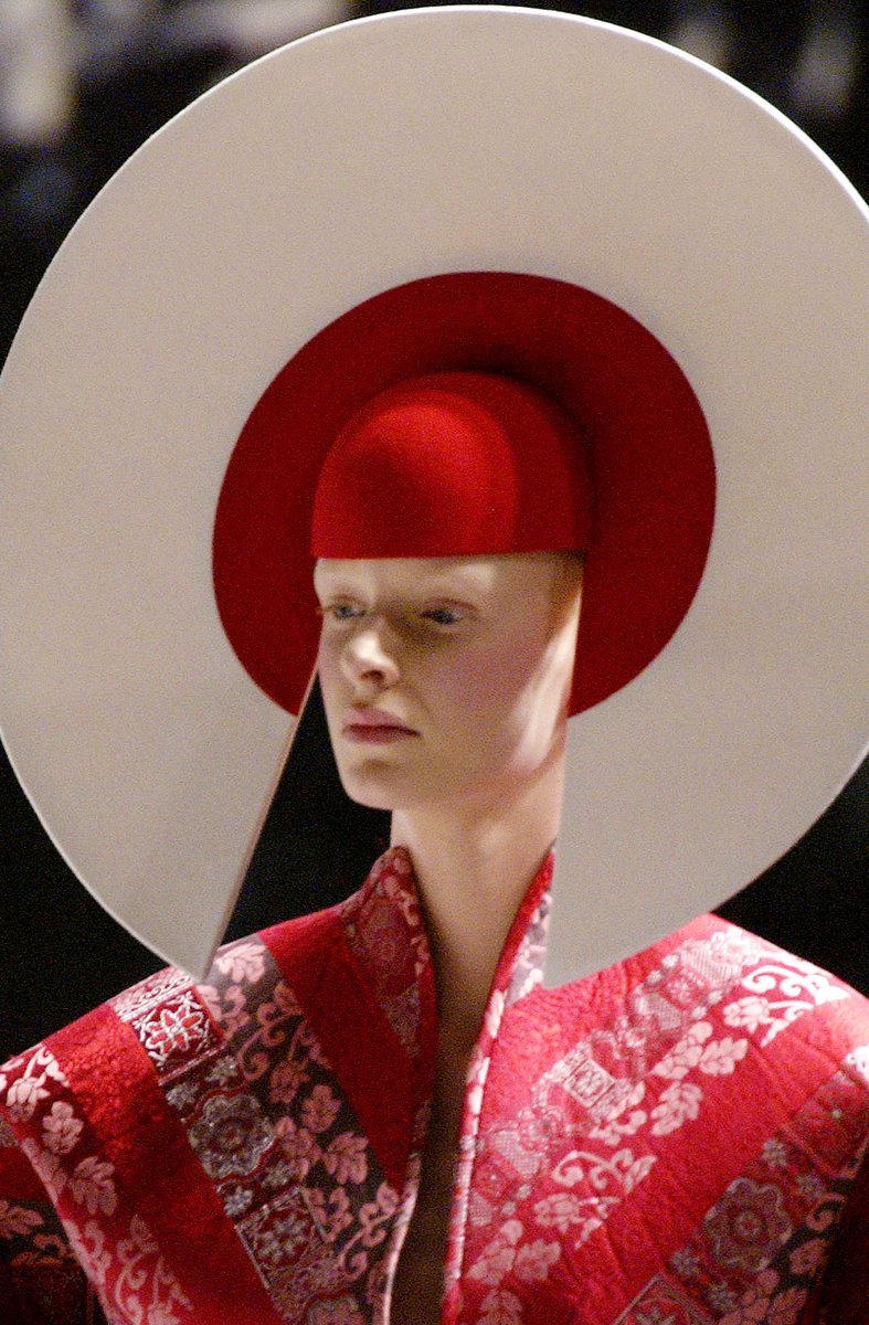 tfashionbox's tweet photo. details on Alexander McQueen fall/winter 2003 https://t.co/d4VdpmO81r