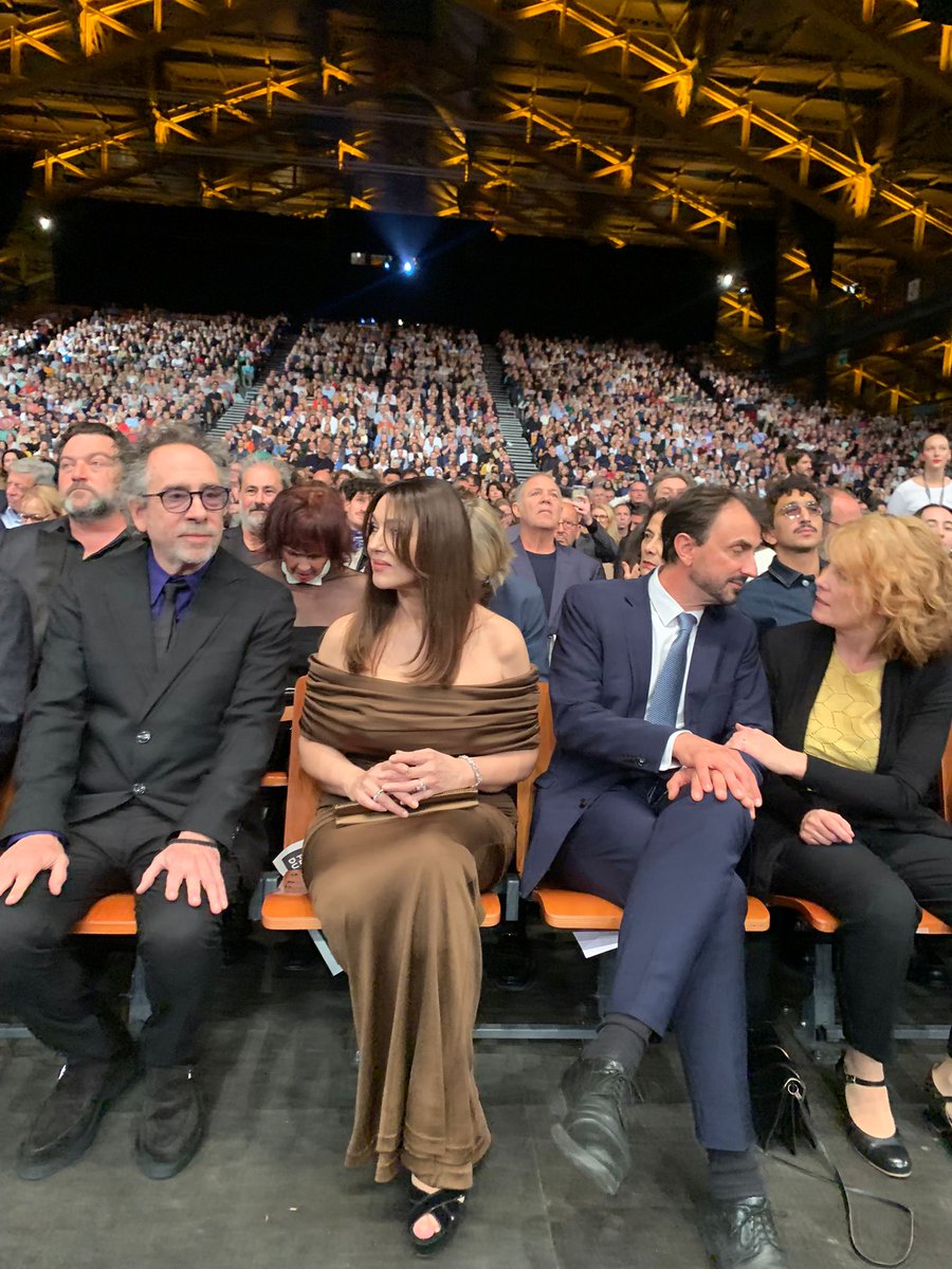 FestLumiere's tweet photo. Un invité surprise nous fait l'honneur de sa présence ce soir ! Burton est avec nous ✨ 
Il accompagne Monica Bellucci qui vient présenter un documentaire inédit sur Maria Callas. https://t.co/7mAOAs4ZVO