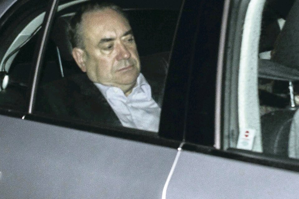 pickle_bee's tweet image. That's him on his way doonstairs