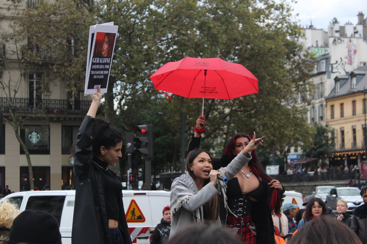 annesouyris's tweet image. « Personne n’est propriétaire de nos corps, personne n’est propriétaire de nos droits ».

Présente comme chaque année à l’#ExisTransInter. L’année écoulée nous démontre que nous sommes bien loin de l’égalité, et la transphobie assumée d’une partie non négligeable du gouvernement…