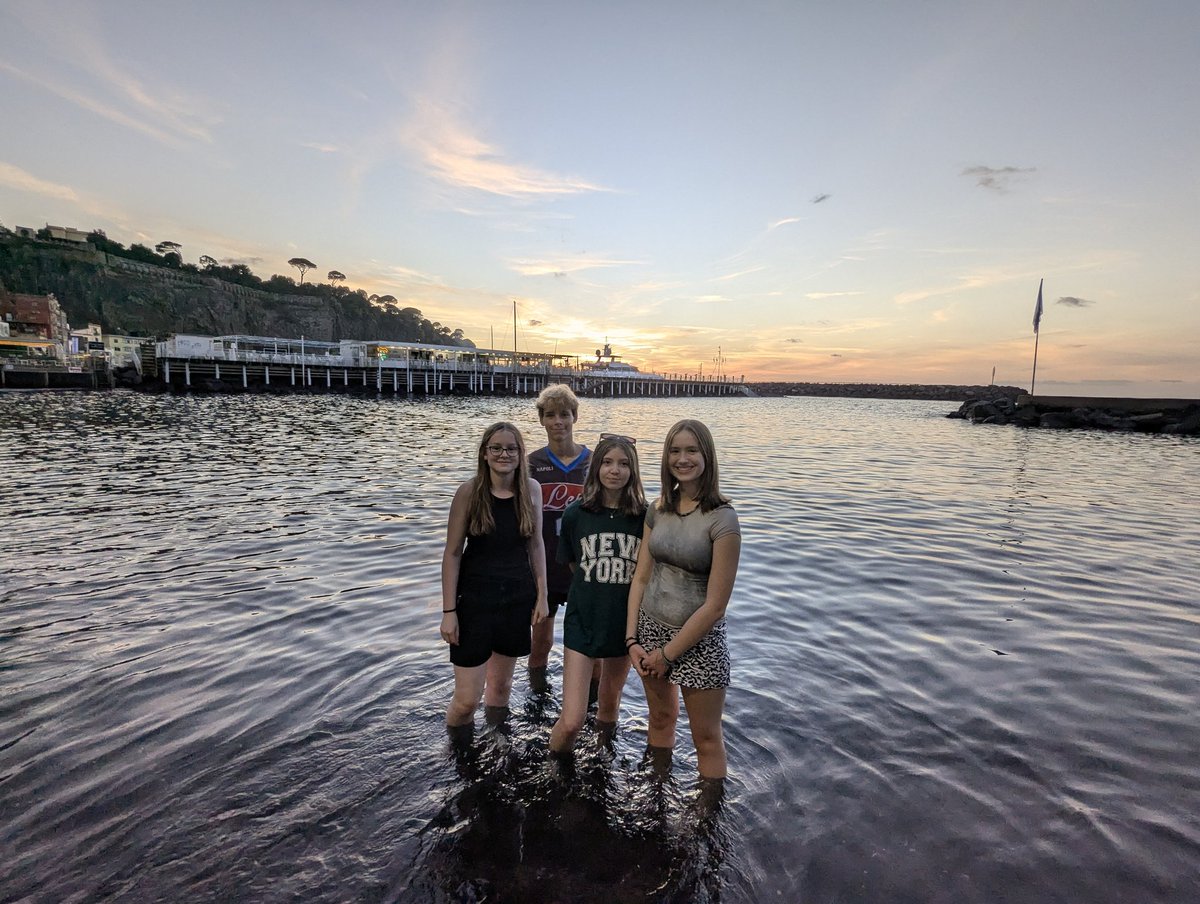 10 hardy souls went on an extra hike to the beach for a well earned paddle and ice-cream. You can just about see the isle of Capri