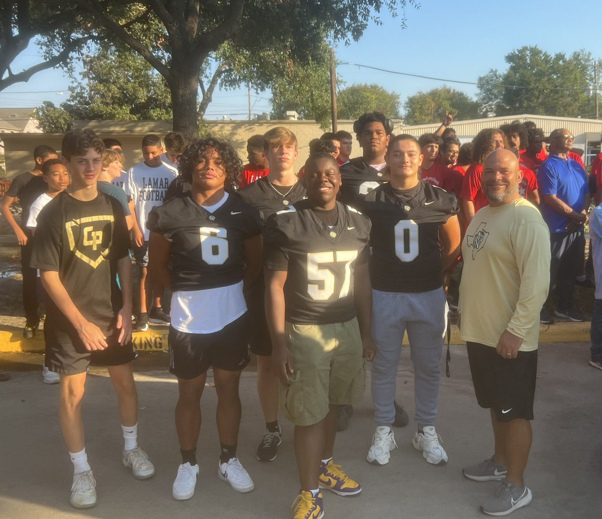 CyParkAthletics's tweet photo. Tiger football and baseball athletes spent Saturday morning helping at the DePelchin Children’s Center and @ghfcahouston Day of Caring

Way to #RiseUpTigers https://t.co/lPu91n0b4H
