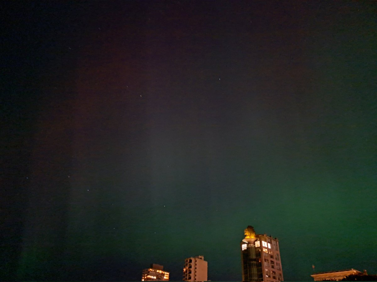 mkt_van's tweet photo. Can't believe it yet that it was real.. But there are many pics in my phone so I definitely saw them!!!

October 10th from 9:20pm to 10pm at English Bay

#Auroraborealis #Auroa #Vancouver #yvr https://t.co/HgqItgWTDR