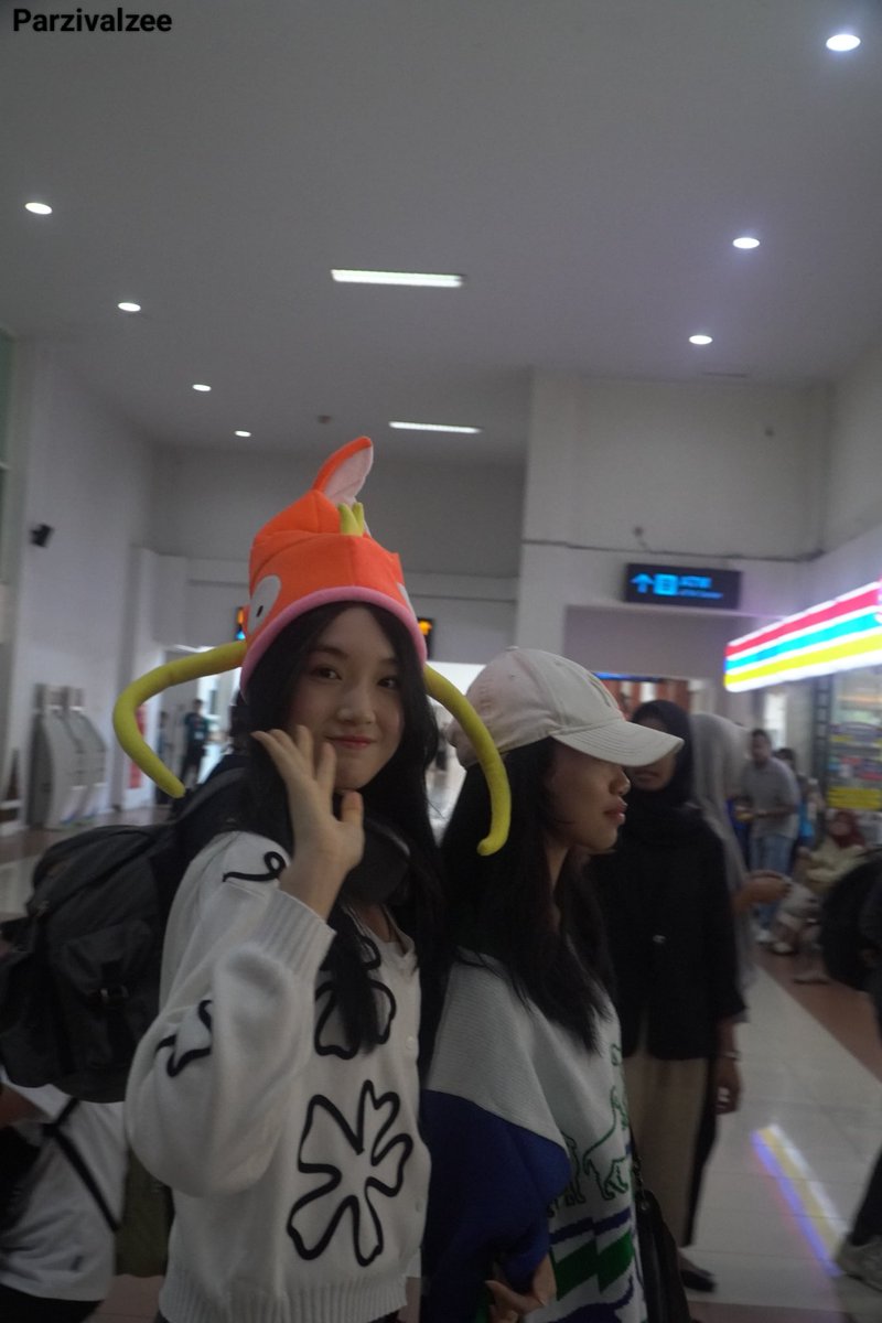 parz1valzz_'s tweet photo. Nempel aja berdua👭
-
-
@Delynn_JKT48 @Gendis_JKT48 at Adi Soemarmo International Airport
#FomoFest https://t.co/eU4cO4DsOa