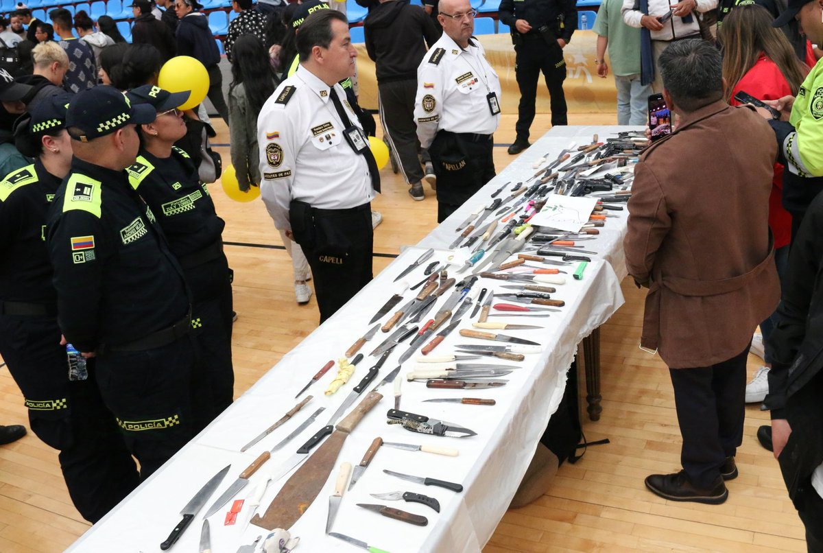 SeguridadBOG's tweet photo. Con la entrega voluntaria de armas de fuego y cortopunzantes, por más de 800 ciudadanos de varias localidades, damos un paso firme para renunciar a la violencia y recuperar la seguridad en Bogotá.

Estos actos valientes son una muestra del compromiso que tenemos con la vida. https://t.co/vwZox0JlbY