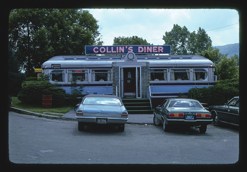 joedragovich's tweet photo. 1940's diners, in the 1970s.
I love this collection of images because they contrast sleek 1940s design with a layer of 70s grime.
#c20th #photography #1970s
LOC Flickr https://t.co/xQhMJS2aIz