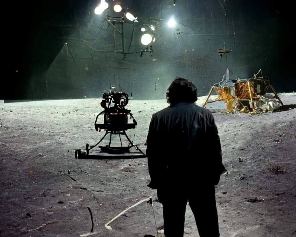Stanley Kubrick

"Amerikan kamuoyuna çok büyük bir dolandırıcılık yaptım, bunu detaylı olarak anlatacağım:

ABD hükümeti ve NASA'nın işbirliğiyle Ay'a iniş sahtekarlığı yaptık.

TÜM Ay'a inişler sahteydi ve hepsini filme alan bendim."
