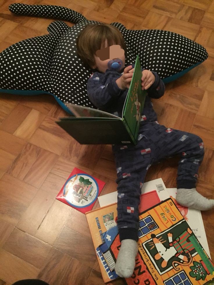 fofo ele vendo os livrinhos que comprei. <3