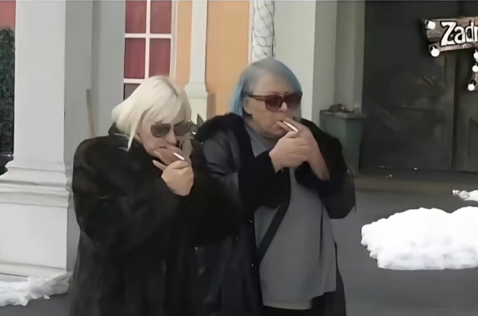 * Manja neprijatnost na poslu *

Kolegica i ja: