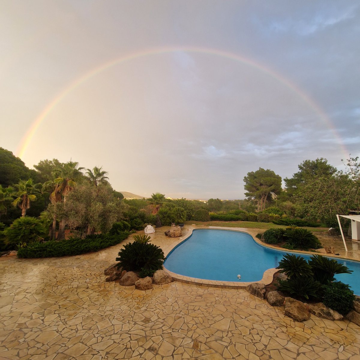 Ausblick gerade eben. Mit perfektem Regenbogen.