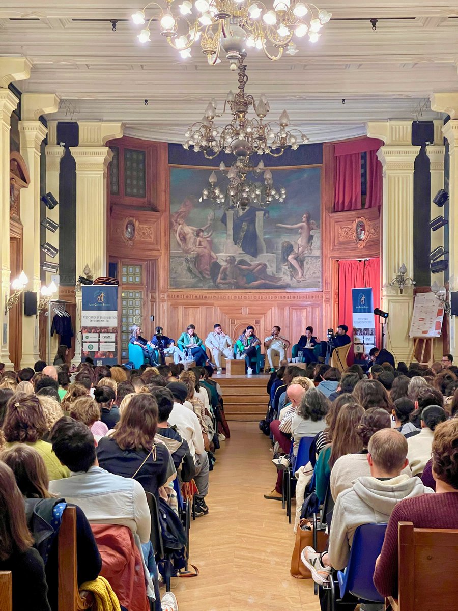 🌍 Salle comble hier pour la conférence inaugurale du 5e Forum Low Carbon.

Il faut penser les politiques sous le prisme de ceux (humains et animaux) qui en vivent les conséquences, car on n'aura pas moins de carbone sans plus d'égalité.

🧵 1/6