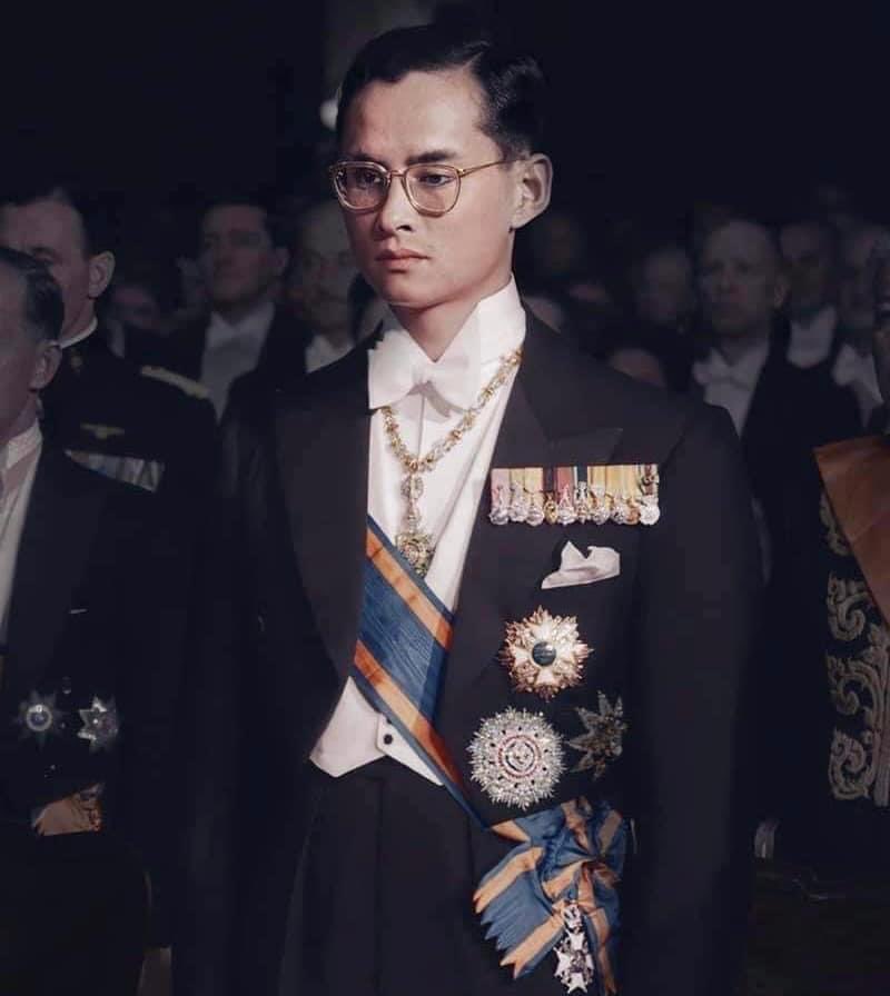 huang_huixian's tweet photo. “แม้ไม่มี พระวรกาย ให้ได้เห็น 
แต่ทรงเป็น พระมิ่งขวัญ นิรันดร์สมัย
แม้รูปขันธ์ พระวรกาย ลับหายไป
แต่ทรงอยู่ ในดวงใจ ไทยทั้งปวง”

13 ตุลาคม 
"วันนวมินทรมหาราช" 
วันคล้ายวันสวรรคต พระบาทสมเด็จพระบรมชนกาธิเบศร มหาภูมิพลอดุลยเดชมหาราช บรมนาถบพิตร

ธ สถิตในดวงใจ ตราบนิรันดร์
🙏🏻🙏🏻 https://t.co/8Pz131esUx