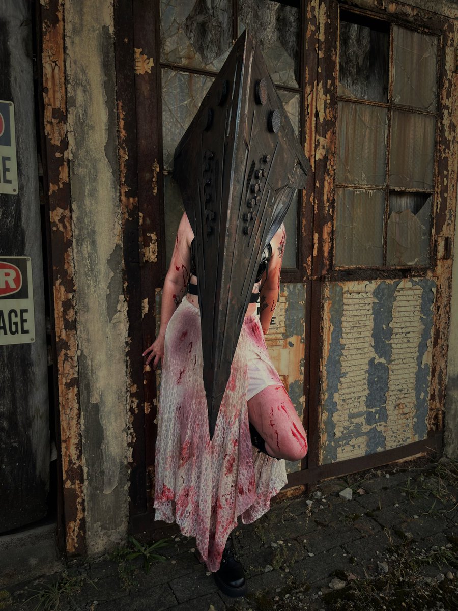 Pyramid Head cosplay reveal 

Come hang out with me live in this cosplay on 
Twitch.tv/beeswiththekne…