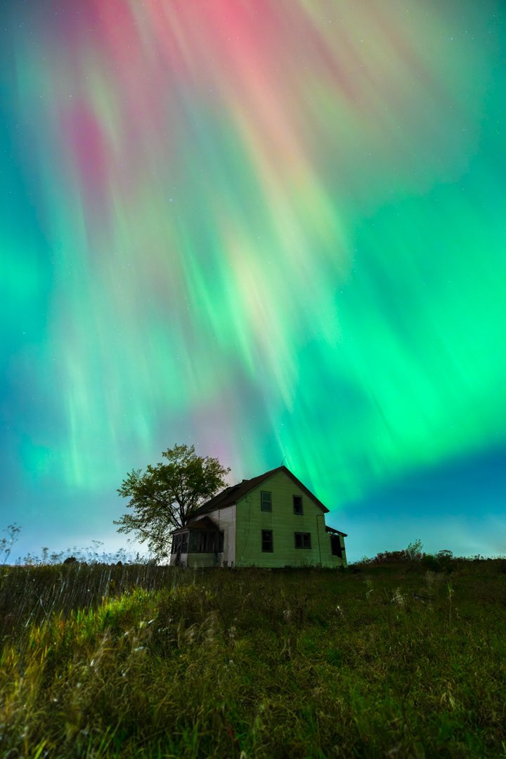 The many shades of color in the northern lights. 💫