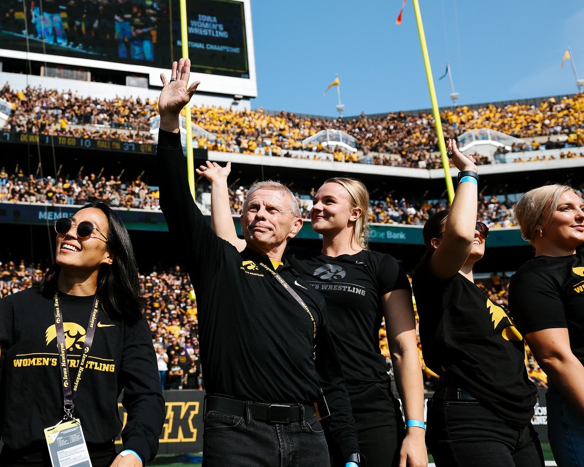 A warm Kinnick welcome for the 𝗡𝗮𝘁𝗶𝗼𝗻𝗮𝗹 𝗖𝗵𝗮𝗺𝗽𝘀! 🤩 

#Hawkeyes
