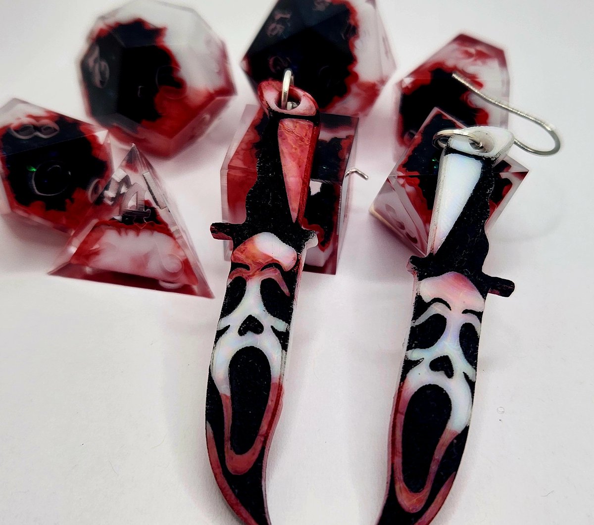 Sinnamon_Dice's tweet image. Slasher Dice Set + Earrings
#dnd #ttrpg #handmadedice #dice #dungeonsanddragons