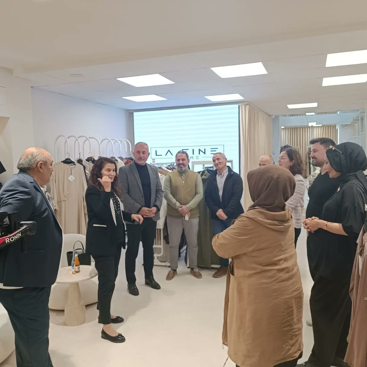 TC_StuttgartBK's tweet photo. Türk tekstil ürünlerinin kalitesini ve Türk markalarını eyalette daha bilinir kılmayı hedefleyen Hatice Hanıma başarılar dileriz. #LaFine #KadınGirişimci https://t.co/2WoQdJB1Uc