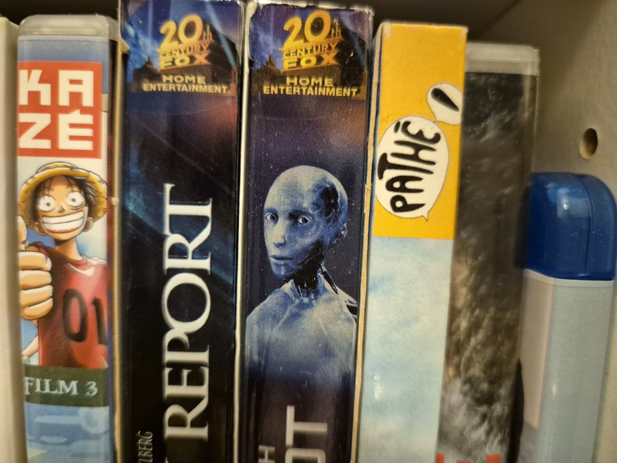 Je tourne la tête, regardez je vois qui dans mon étagère 😭