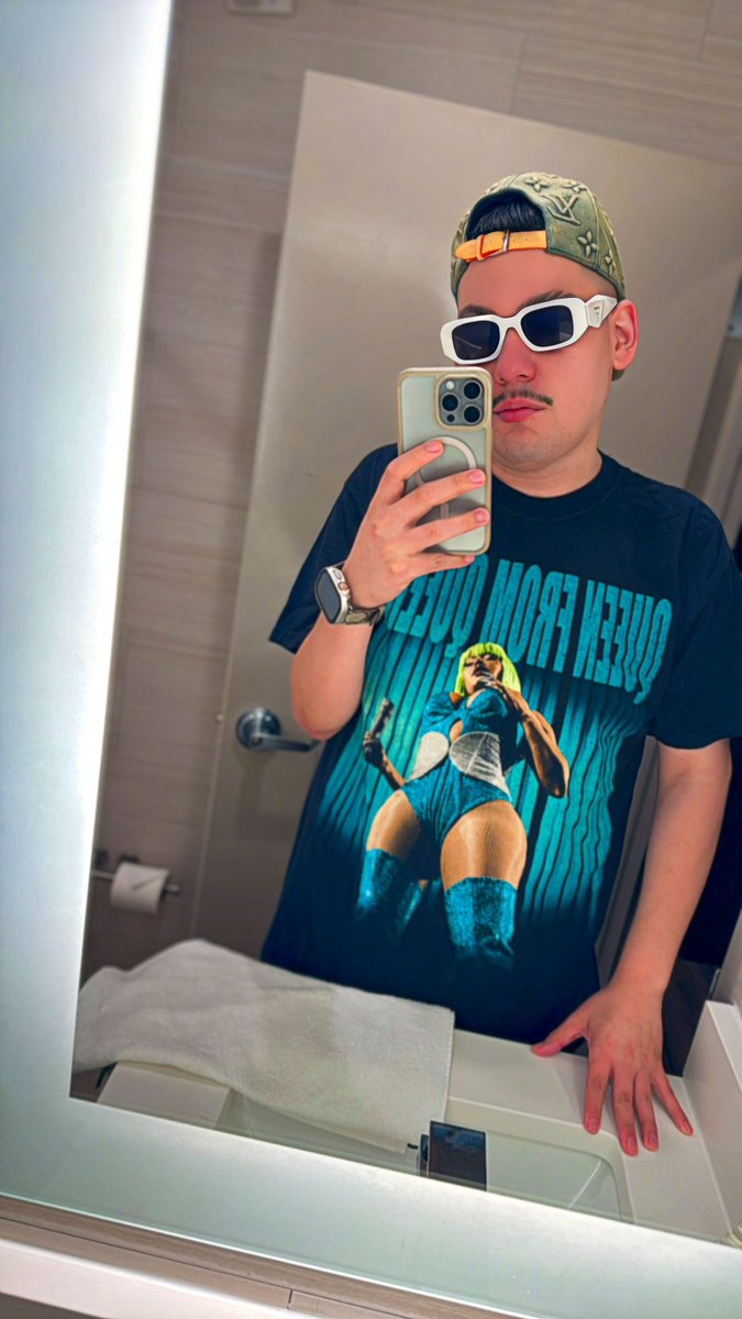 emaciel87's tweet photo. Thank you for an amazing show @NICKIMINAJ !! Iโm still in the clouds ๐๐โค๏ธโ๐ฅ!!! #QueenfromQueens tee was a must ๐ฅ๐ฅ๐ฅ๐ฅ๐ time to go back home to Chicago ๐ช! Thanks NYC #GAGCITYQUEENS https://t.co/ucI2Oay3z4