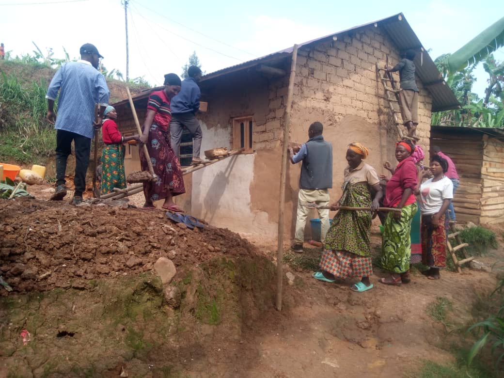 Uyu munsi muri <a href="/RusiziDistrict/">Rusizi District</a>  ,hakozwe umuganda wihariye wa Mutimawurugo .Umuganda wibanze ku kubaka imirima y'igikoni,gukurungira inzu,kubaka ubwiherero  ndetse no gucukura ibyo bifata  amazi.<a href="/RwandaWomen/">National Women's Council</a> 
<a href="/RwandaGender/">Ministry of Gender & Family Promotion | Rwanda</a> 
<a href="/RwandaWest/">Western Province I Rwanda</a>