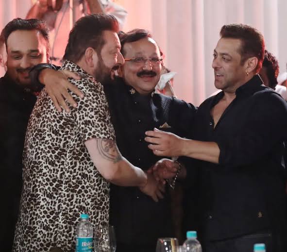 SkKadri97's tweet photo. #BabaSiddique shot de*d in Mumbai... May his soul RIP...🙏🏻 Where tf is law &amp; order in MH??? https://t.co/FTOedG4u7t