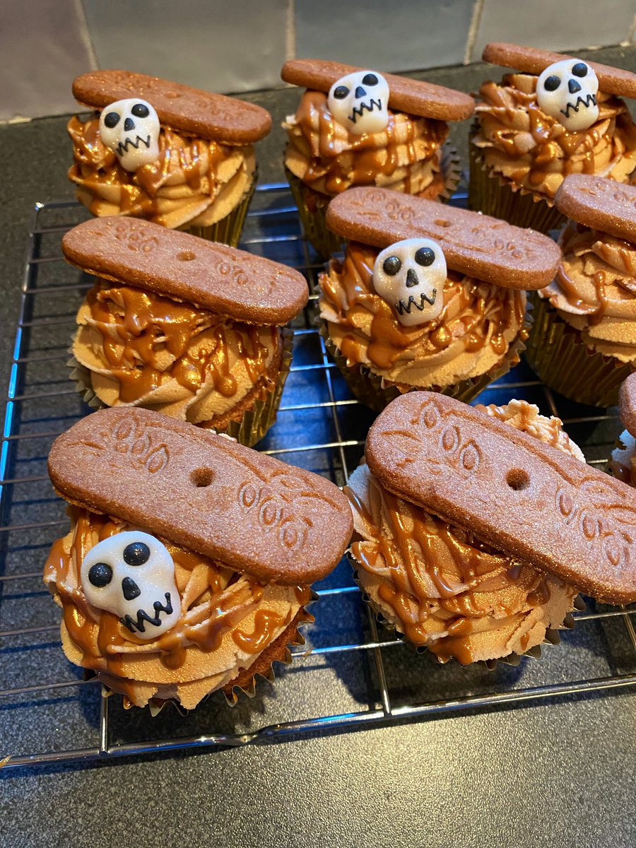 sophhouse's tweet photo. Busy Saturday baking for AHPs Day on Monday 😍✨

Brownies, rocky road, flapjack and cupcakes 💀✨

@rotherham_ahps @RotherhamNHS_FT https://t.co/FXIvvT5DXy