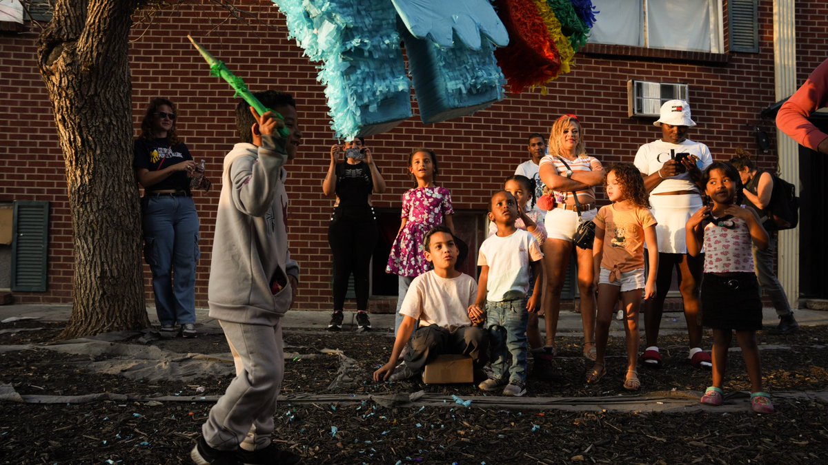 HumanizingStory's tweet image. Side by side. The rhetoric the @realDonaldTrump campaign is trying to spread about Venezuelian immigrants in Aurora vs the real #Venezuelan #immigrants in Aurora. 

Trump held a rally in #aurora CO yesterday. Later that day a Fiesta was thrown at 1 of the Aurora apartments.