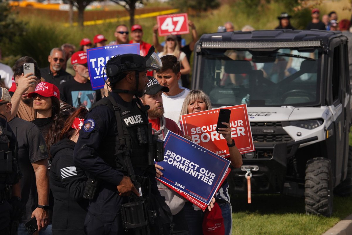 HumanizingStory's tweet image. Side by side. The rhetoric the @realDonaldTrump campaign is trying to spread about Venezuelian immigrants in Aurora vs the real #Venezuelan #immigrants in Aurora. 

Trump held a rally in #aurora CO yesterday. Later that day a Fiesta was thrown at 1 of the Aurora apartments.