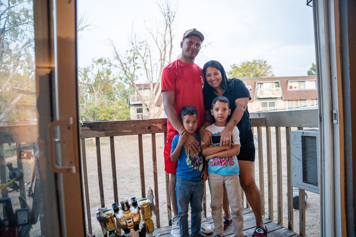HumanizingStory's tweet image. Side by side. The rhetoric the @realDonaldTrump campaign is trying to spread about Venezuelian immigrants in Aurora vs the real #Venezuelan #immigrants in Aurora. 

Trump held a rally in #aurora CO yesterday. Later that day a Fiesta was thrown at 1 of the Aurora apartments.
