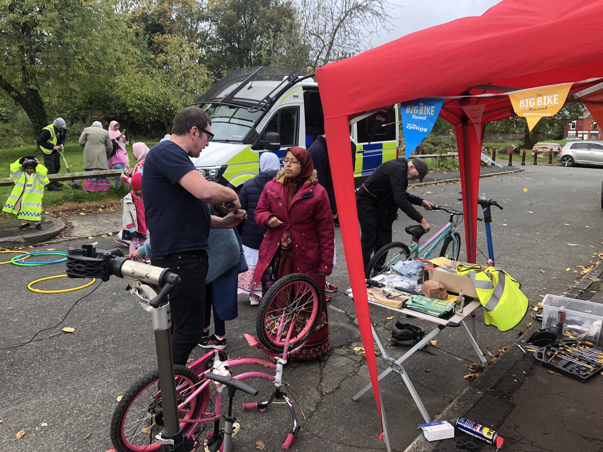 s4plb's tweet photo. Thanks for inviting us to your lovely event today at Noor Masjid in Levenshulme today. We loved fixing the bikes and we loved the warm welcome you gave us - the food was great as well!  Thanks for having us. Big thanks for the help @PlattFieldBikes
 @Bohras_UK @MCC_Levenshulme https://t.co/llHSrLAiIN