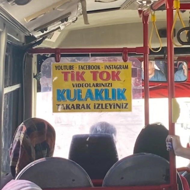 Adana'da bir minibüs şoförünün aracına astığı yazı: