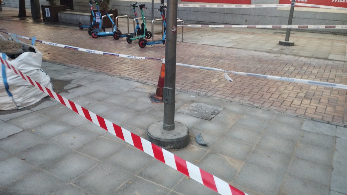 El Ayuntamiento está cegando, por fin,  los absurdos "alcorques de farola" de la plaza de las Palomas. 

¿Una buena noticia? Puede... ppppssh... pues mira: NO.

Hilo:🧵🪡