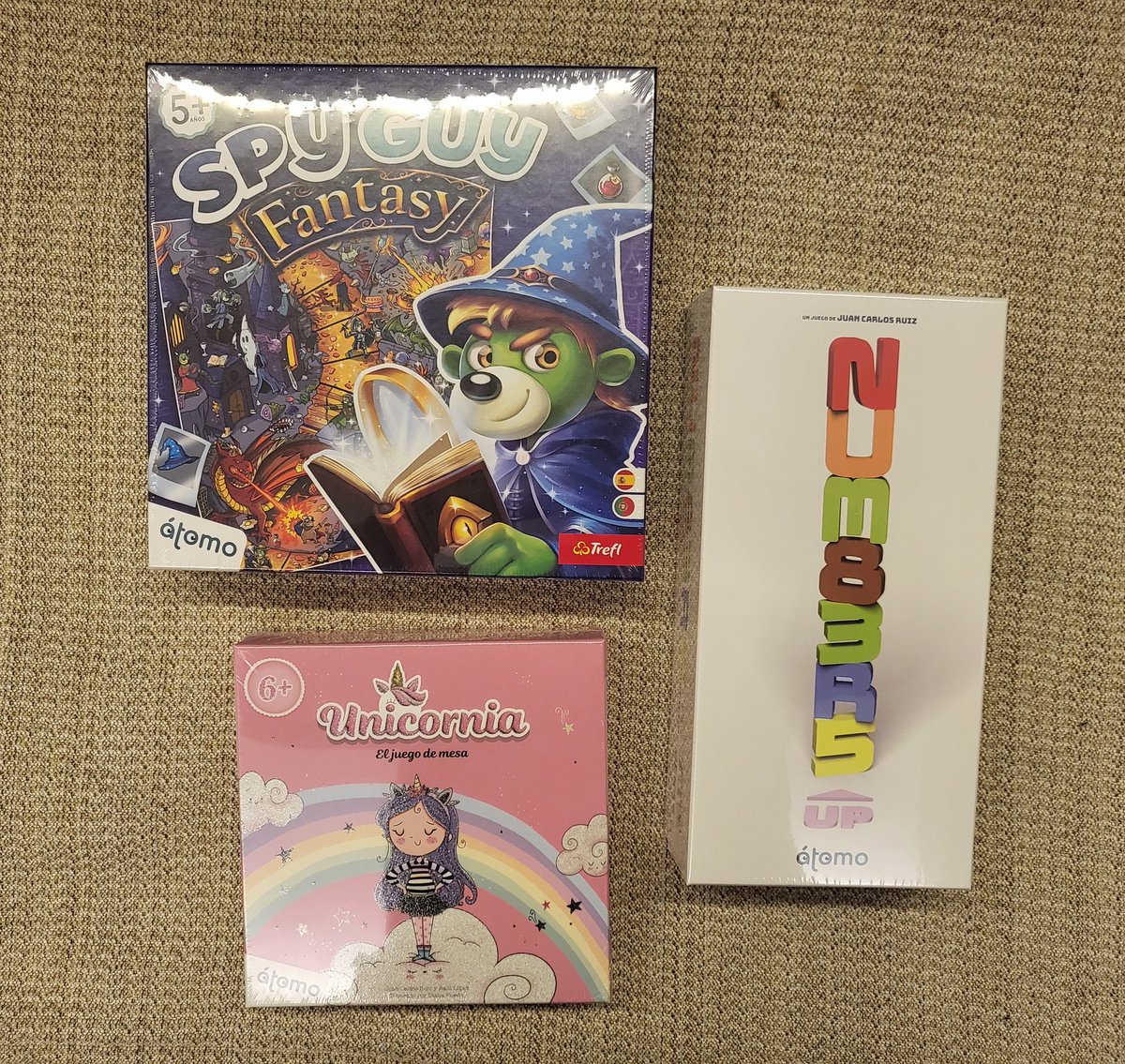 HachaADosManos's tweet photo. Nos vamos de @FJuegosCordoba cargados con juegos para las peques de @atomoeditorial . Nos han gustado mucho las demos de la gente que tenéis ahí, familia. No sé yo si el SpyGuy Fantasy será para mí tb... 😉 #spyguy #numbersup #unicornia https://t.co/sfSHoegXjM