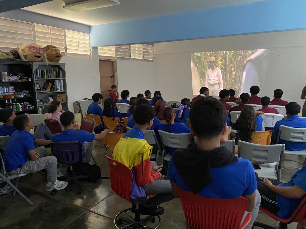 🎬✨ ¡Comenzó la gira de proyecciones especiales del #FCDHV! 

Estuvimos visitando la Escuela Superior Germán-Rieckehoff en Vieques en una jornada llena del mejor cine 🇵🇷. Agradecemos al Maestro Pachebo y a Neisha Ramos del <a href="/icppr/">Instituto de Cultura Puertorriqueña</a> por hacer posible esta experiencia educativa.