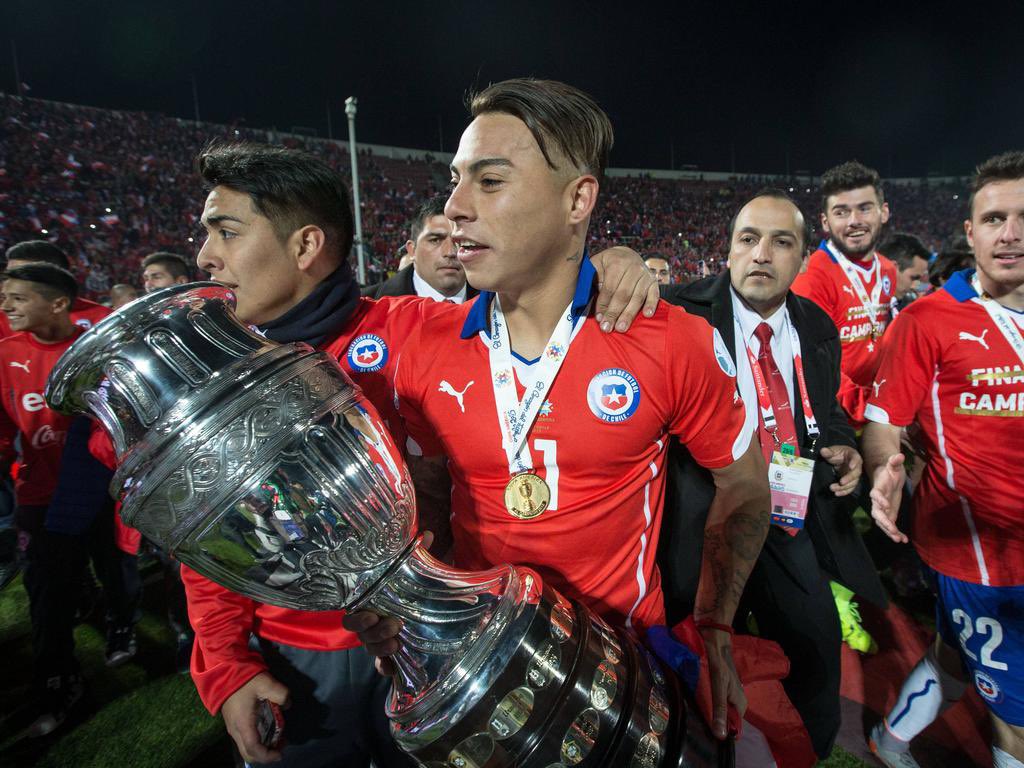 patocasidelaB's tweet image. Eduardo Vargas por Chile:

115 Partidos
44 Goles
6 Asistencias 
2 Copa América 
2 Bota de Oro 

MAMEN.