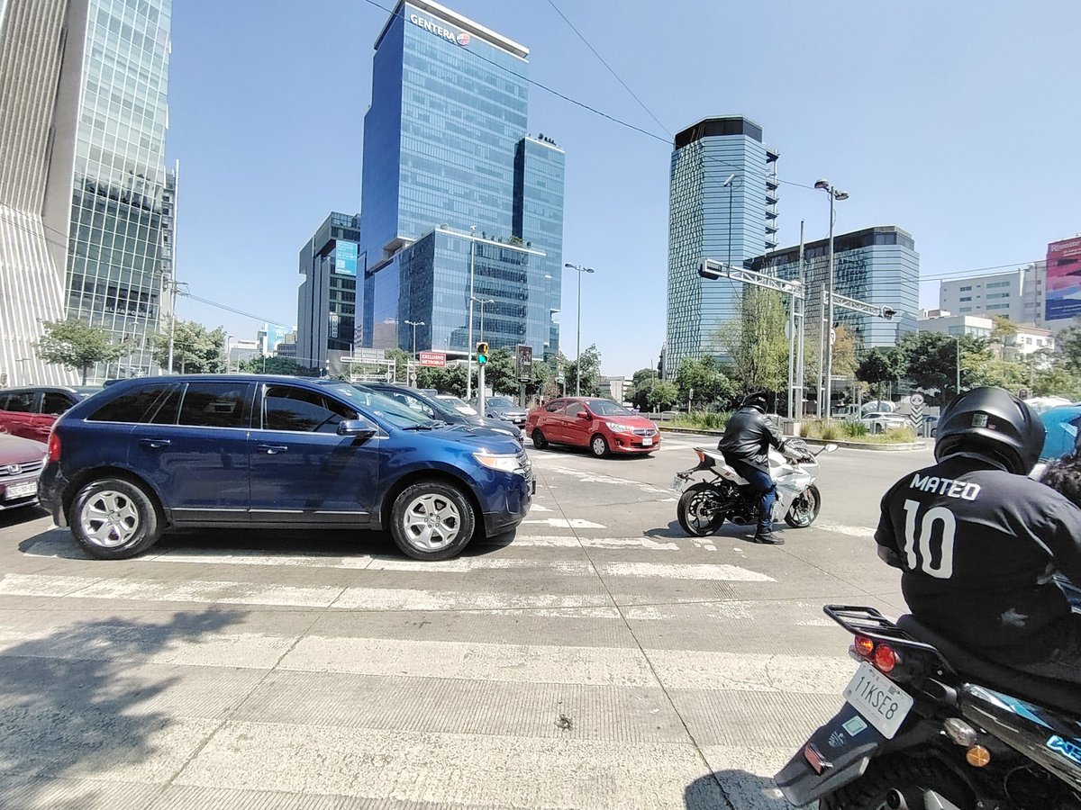 valeck's tweet photo. @OVIALCDMX @SSC_CDMX #transito otra vez semáforos sin funcionar en insurgentes y río Mixcoac https://t.co/adaPUD8JAW
